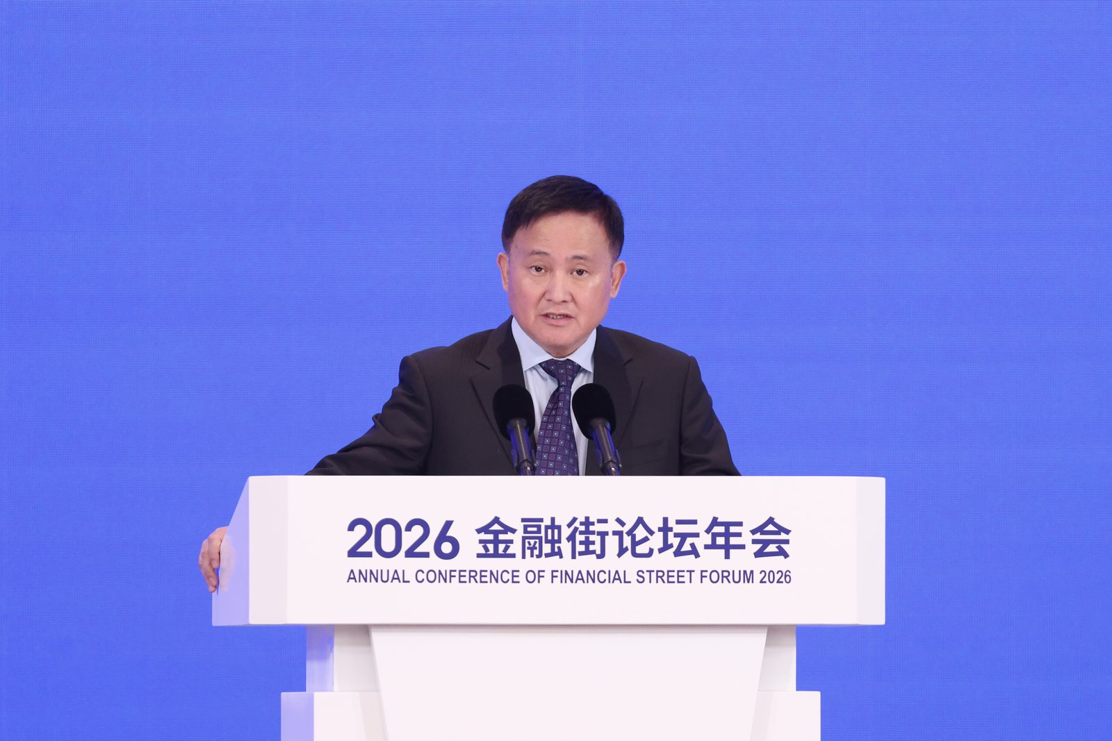中国人民银行行长潘功胜在 2026 金融街论坛年会讲台上发言