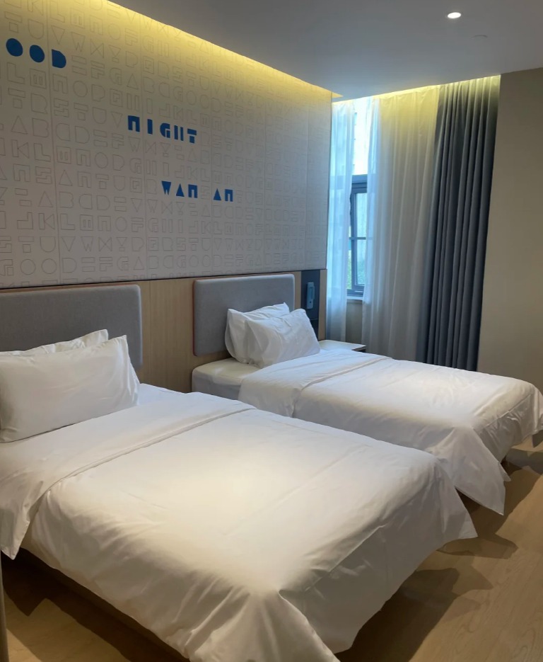 如家酒店·neo 双床房，墙上写着 GOOD NIGHT 晚安
